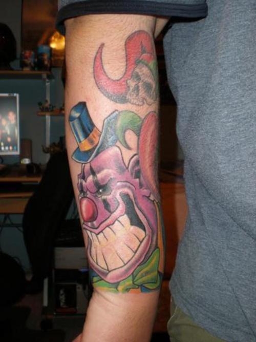 紫色的微笑小丑与骷髅手臂纹身图案