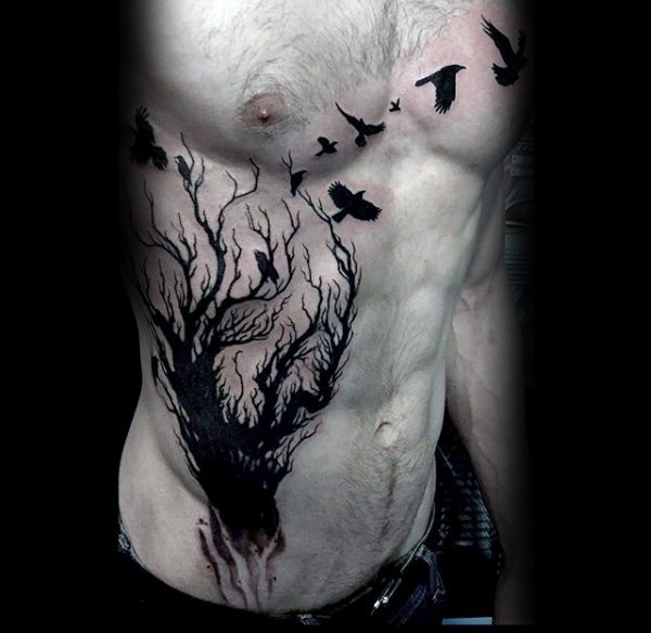 侧肋黑色的树枝和乌鸦纹身图案