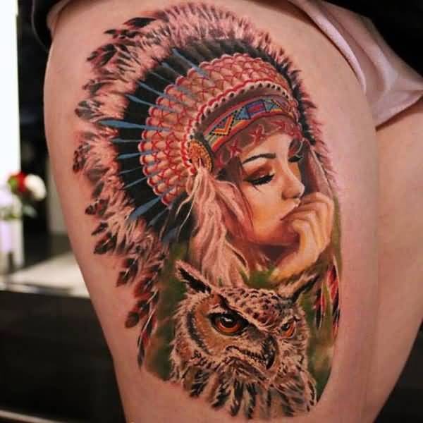 大腿华丽的彩色印度女人肖像与猫头鹰纹身图案