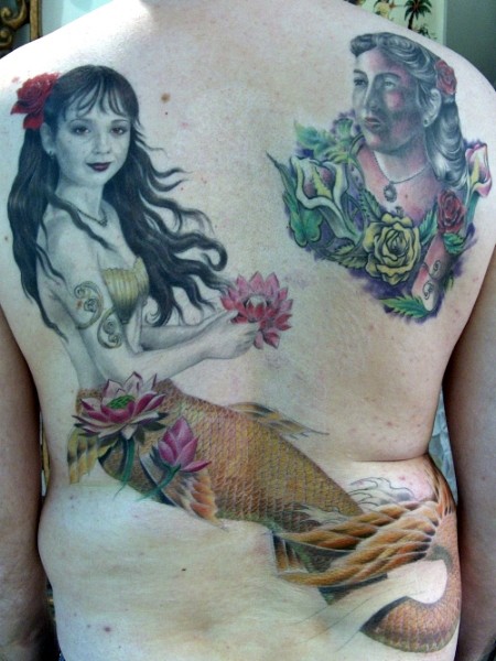 背部插画风格彩色的美人鱼与女性肖像纹身图案