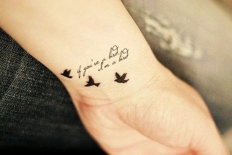 手腕可爱的小鸟和字母黑色纹身图案