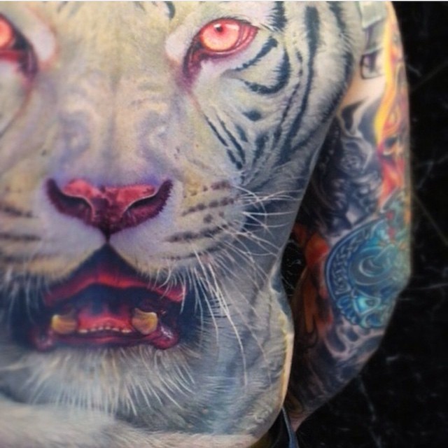 神秘的彩色大白虎与红色血腥眼睛满背纹身图案