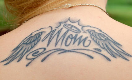 背部天使翅膀与字母纹身图案