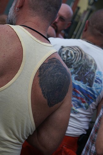 背部咆哮的熊纹身图案
