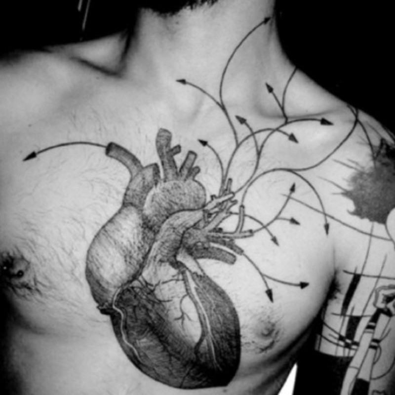 男子胸部黑白心脏和箭头纹身图案