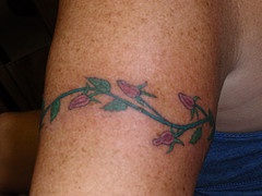 手臂彩色的花朵藤蔓臂环纹身图案