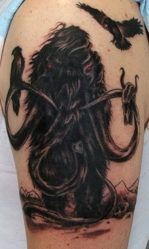 手臂黑暗的猛犸象和乌鸦纹身图案