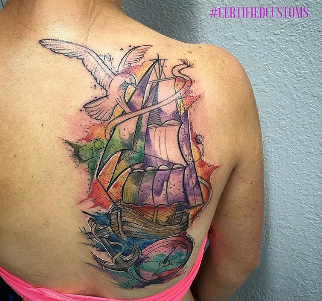 背部水彩风格帆船指南针和鸟类纹身图案