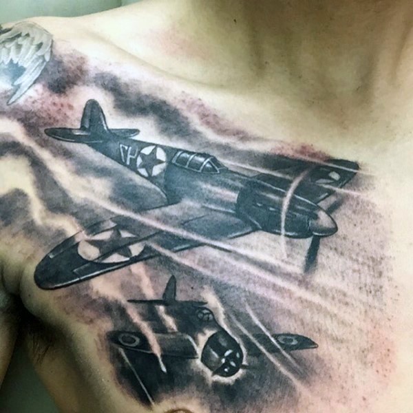 胸部很酷的二战战斗机纹身图案