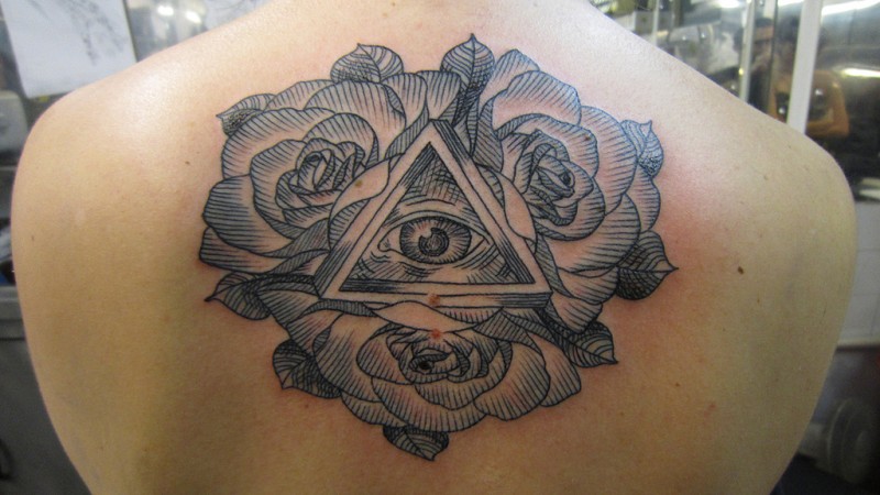 背部雕刻风格黑色线条玫瑰与眼睛纹身图案