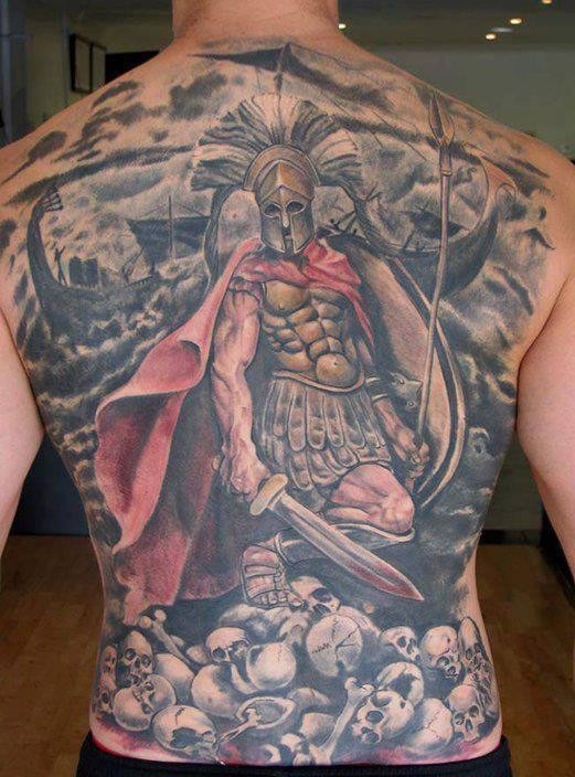 背部华丽的多彩斯巴达战士船和骷髅纹身图案