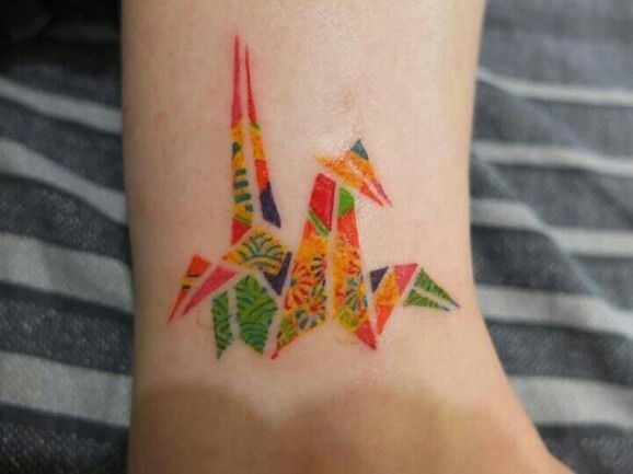 可爱的彩色纸鹤脚踝纹身图案