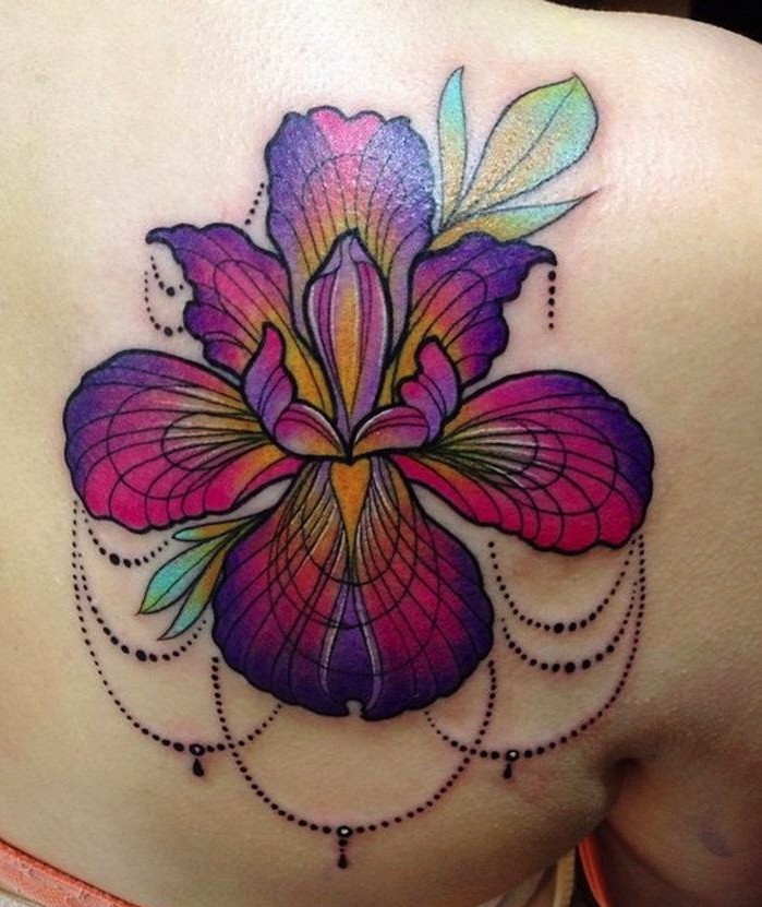 背部可爱生动的彩色鸢尾花与珠链纹身图案