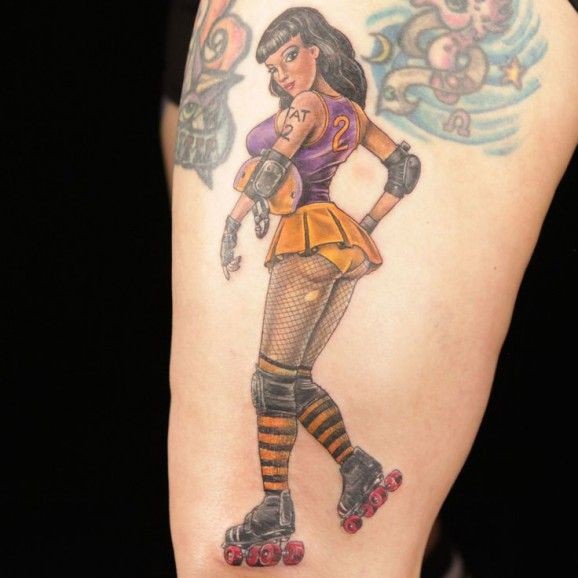 手臂卡通风格的性感女孩纹身图案