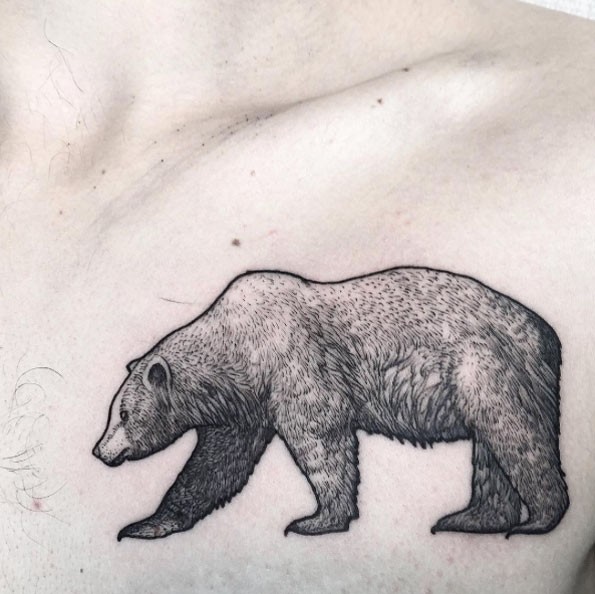 胸部独特的黑灰熊纹身图案