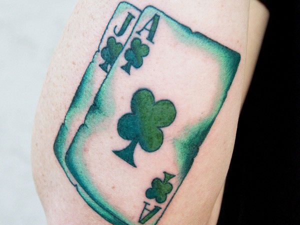 大臂绿色的四叶草扑克牌纹身图案