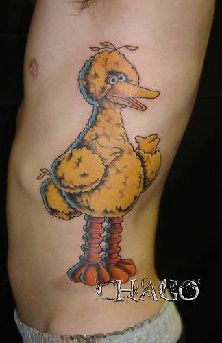 侧肋卡通黄色鸭子纹身图案