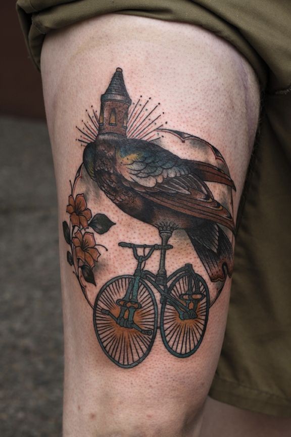 大腿彩色小鸟与自行车纹身图案