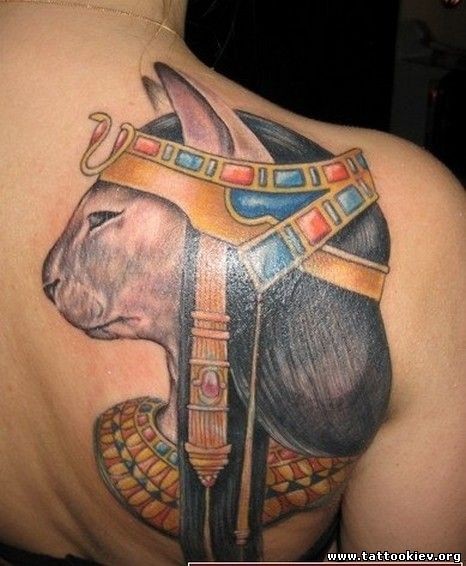 背部令人难以置信的彩色埃及猫纹身图案