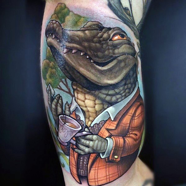 手臂有趣的彩色卡通鳄鱼穿西装和茶杯纹身图案
