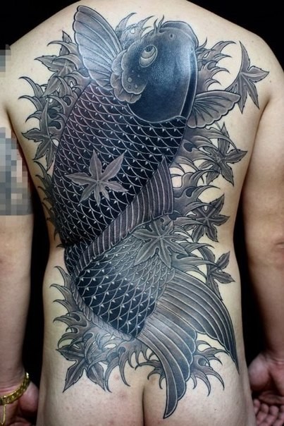 男性背部日本锦鲤鱼和枫叶纹身图案