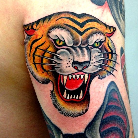 手臂亚洲风格的五彩吼叫老虎纹身图案