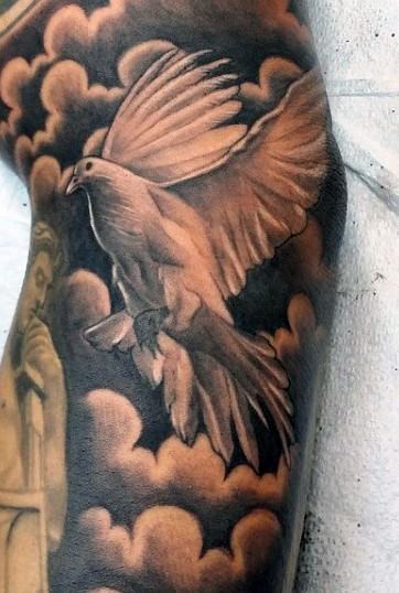 手臂非常漂亮的白色鸽子纹身图案
