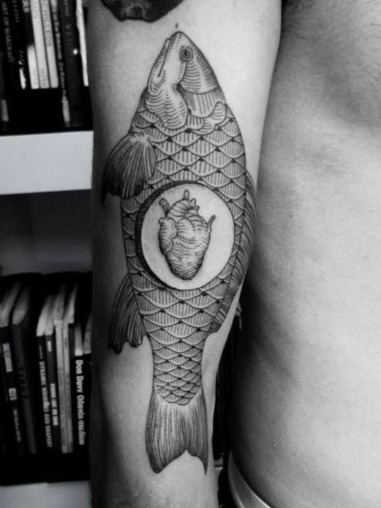 手臂惊人的黑白大鱼与心脏纹身图案