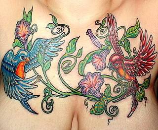 胸部两个美丽的小鸟和藤蔓纹身图案