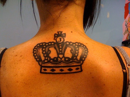 背部黑色皇冠纹身图案