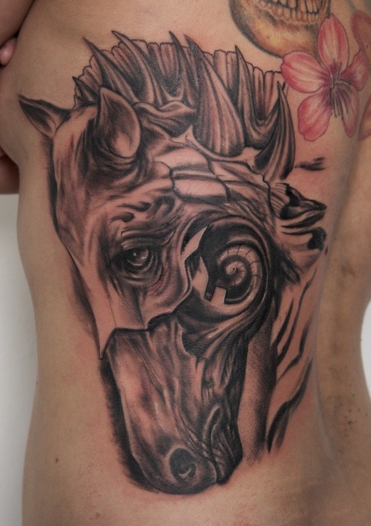 背部超现实的黑色马头纹身图案
