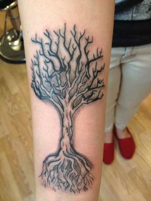 手臂上有根的树纹身图案
