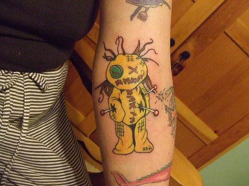 手臂黄色的巫毒娃娃纹身图案