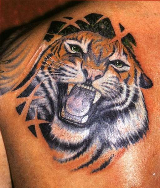 肩部写实的彩色老虎纹身图案