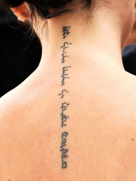 女孩背部优雅的希伯来字符纹身图案