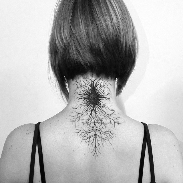 女生颈部黑色创意饰品纹身图案