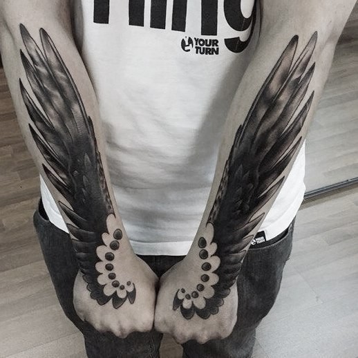 小臂幻想翅膀黑色个性纹身图案