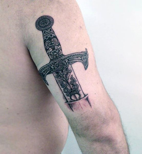 美丽的黑白剑刺入手臂纹身图案