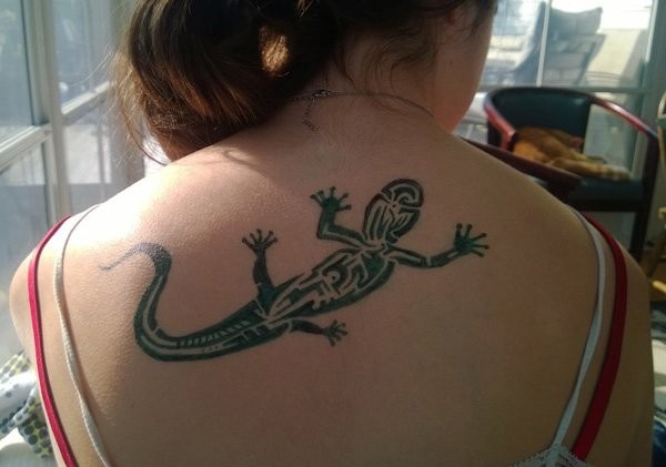 背部黑白的中型蜥蜴纹身图案