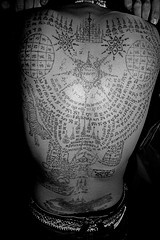 背部黑色佛教经文纹身图案