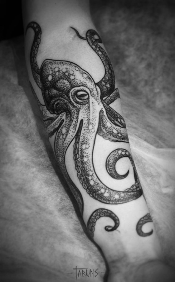 手臂简单的黑白点刺章鱼纹身图案