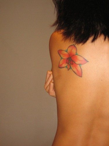 背部彩色的日式兰花纹身图案