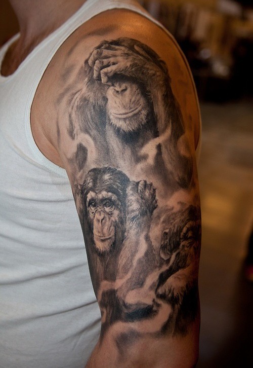 手臂令人印象深刻的一群黑白猩猩纹身图案