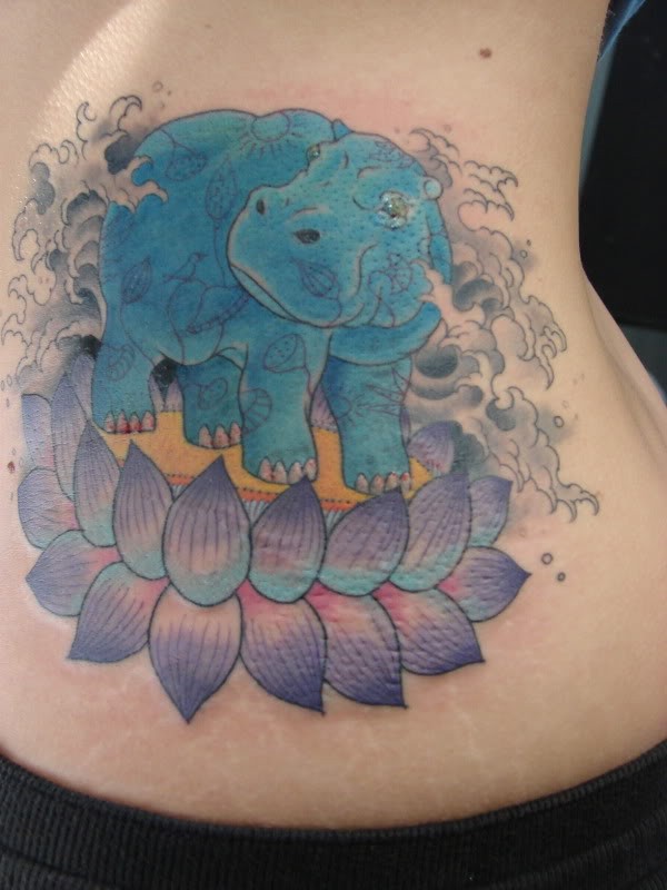 腰部蓝色的河马和紫色莲花纹身图案