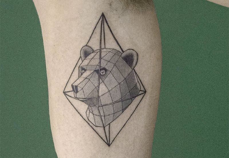 大臂菱形的熊头黑色几何纹身图案