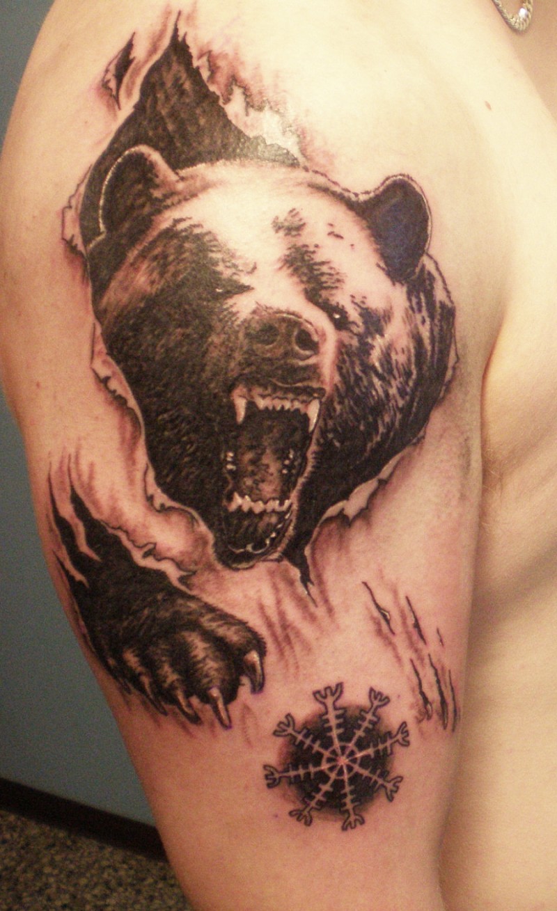 大臂愤怒的熊与皮肤撕裂纹身图案