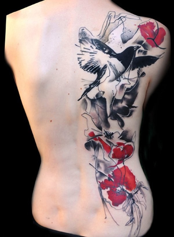精心设计的彩色花蕊小鸟背部纹身图案