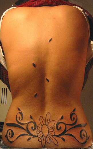 女性腰部黑色花朵藤蔓纹身图案