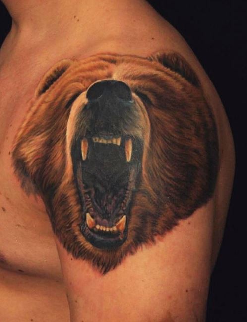 肩部美丽的彩色咆哮熊头纹身图案
