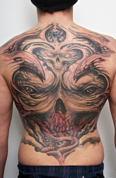 背部可怕的恶魔主题纹身图案